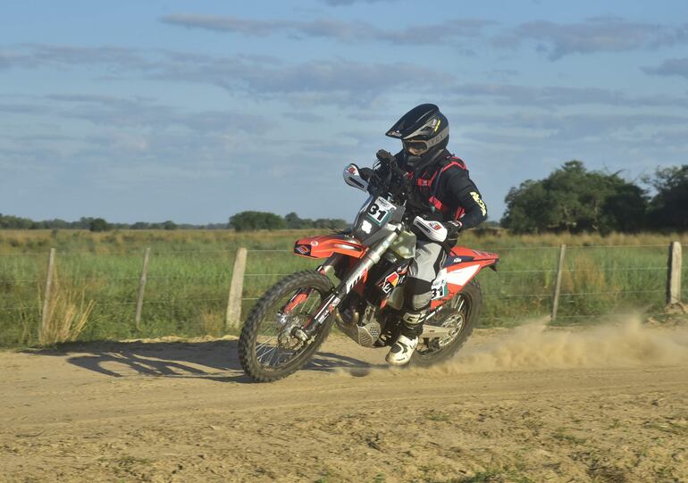 Gran victoria en Motos para el piloto Walter Marrero (KTM 450), superando a Gido Krahn al final de la segunda etapa por tan solo siente décimas.