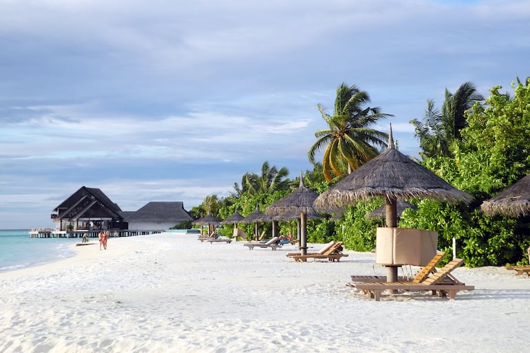 Playa, mar y palmeras, casi nada más: las islas Maldivas son un destino clásico de los mieleros.