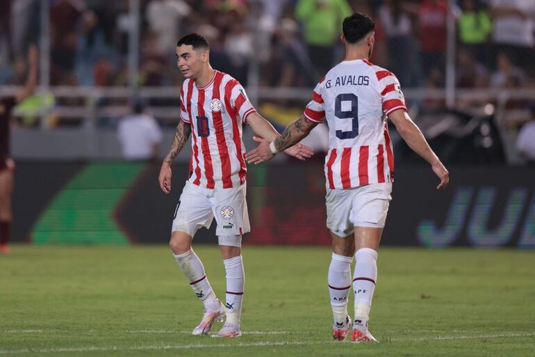 Miguel Almirón (i) y Gabriel Ávalos, jugadores de la selección, durante el partido contra Venezuela por la segunda fecha de las Eliminatorias Sudamericanas al Mundial 2026 en el estadio Monumental, en Maturín, Venezuela.