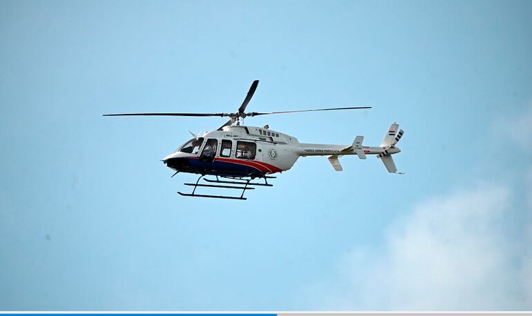 El presidente Santiago Peña, saliendo en helicóptero de su mansión en San Bernardino.