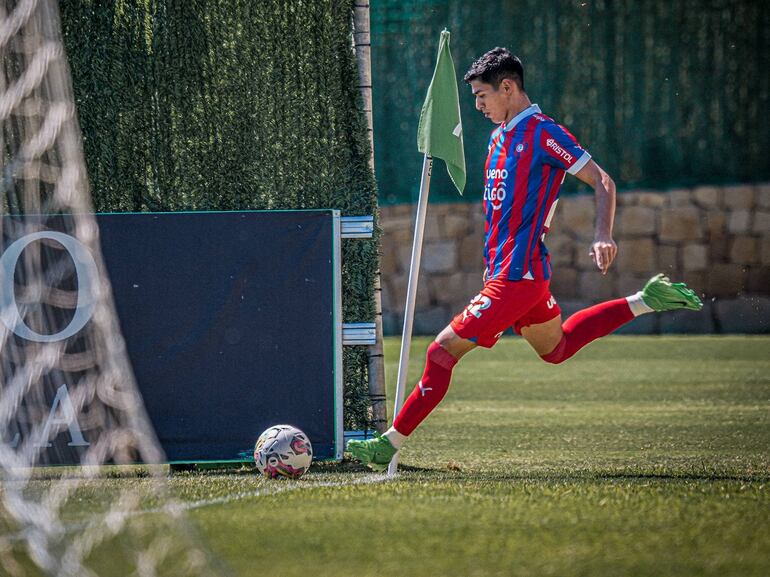 Derlis Rodríguez, jugador de Cerro Porteño, ejecuta un tiro libre de esquina en el amistoso en Málaga.