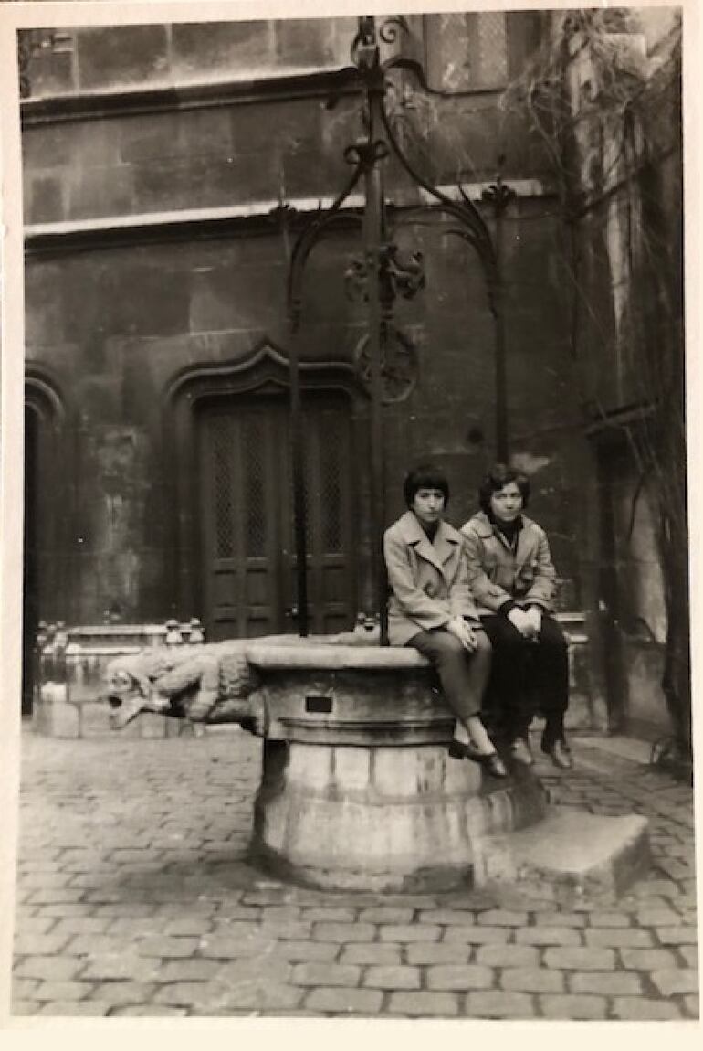 Alejandra Pizarnik y Sylvia Molloy en el museo de Cluny, circa 1962. Foto: Olga Orozco