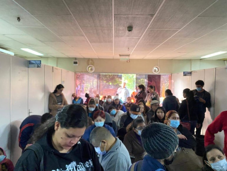 Aglomeración de pacientes en el Hospital de Luque. 