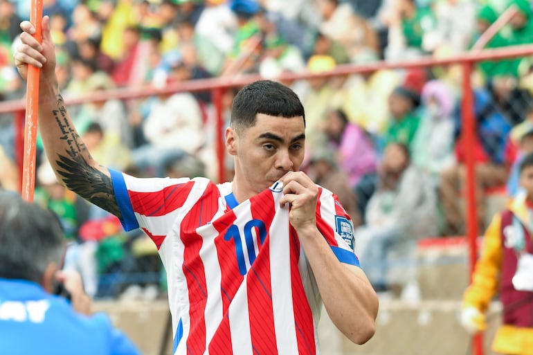 Miguel Almirón, jugador de la selección de Paraguay, celebra un gol en el partido frente a Bolivia por la fecha 12 de las Eliminatorias Sudamericanas 2026 en el estadio Municipal, en El Alto, Bolivia.