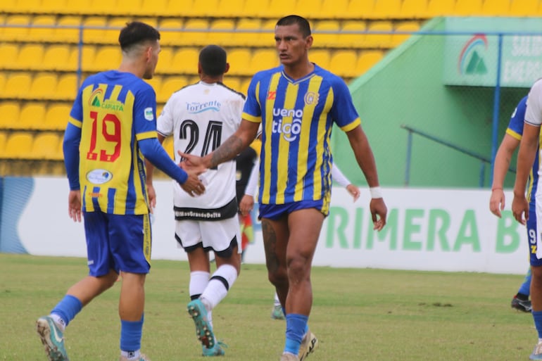 Jorge Paredes celebra el tanto "escobero" en compañía de Orlando Bogado (19). (Foto: Deportivo Capiatá)