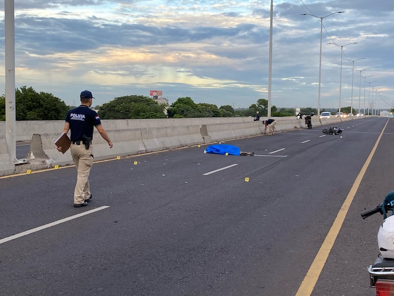 Un motociclista chocó contra una columna en el corredor vial Botánico y perdió la vida.