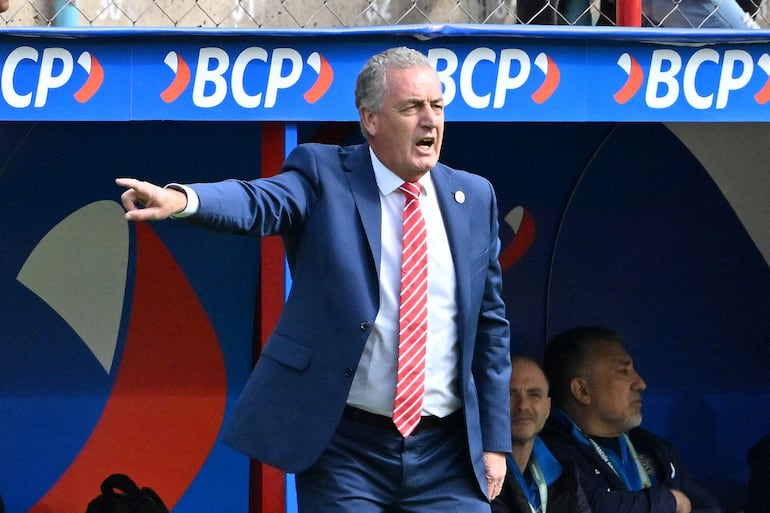 El DT Gustavo Alfaro durante el partido entre Bolivia y Paraguay. 