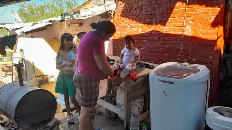 La familia vive en precarias condiciones y precisa de la ayuda ciudadana.