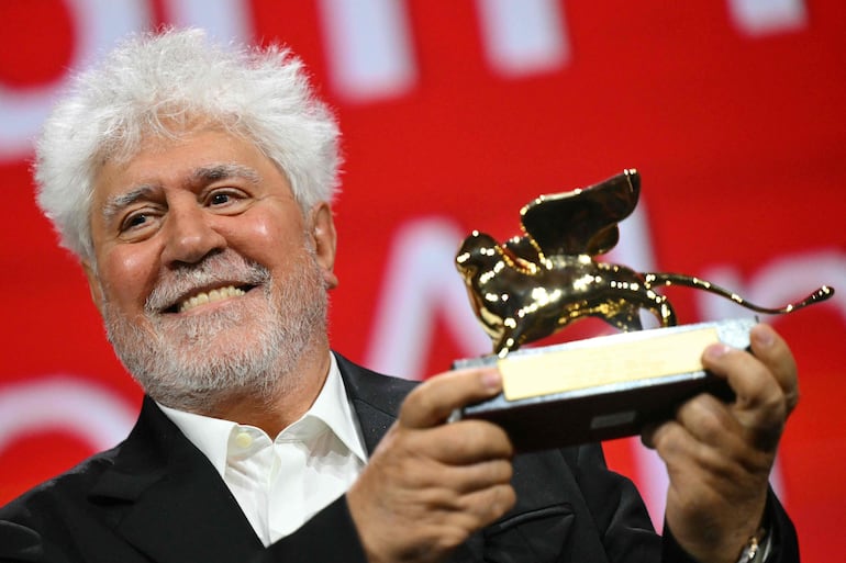 Pedro Almodóvar posa con el León de Oro a la Mejor Película por "The Room Next Door", en el Festival de Venecia.