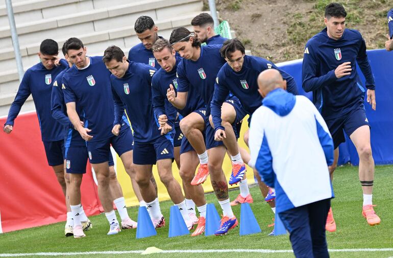 Los jugadores de la selección de Italia en el entrenamiento previo al debut en la Eurocopa 2024 frente a Albania en Dortmund. 