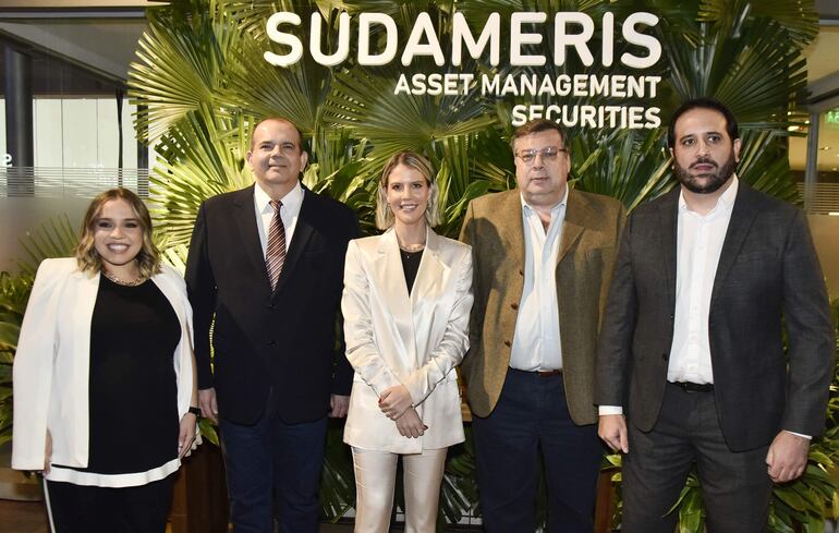 Andrea Ramírez, Alfredo Palacios, presidente de Sudameris, Karen Oleñik, Jerónimo  Nasser y Dario Brugiati.