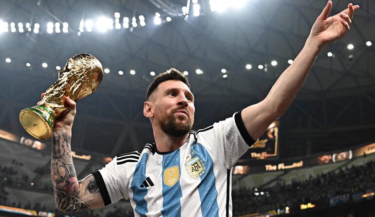 Lionel Messi donó a la fundación de Selena Gómez una camiseta autografiada de la Selección Argentina que será subastada para fortalecer los servicios de salud mental de los jóvenes.