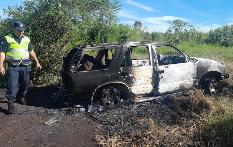 En el interior de la camioneta fue hallada una caja metálica.