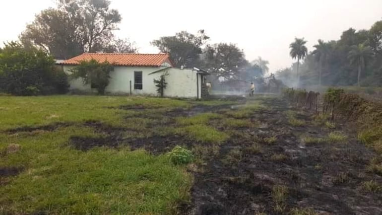 Bomberos salvaron un retiro de un establecimiento ganadero que estaba a punto de ser alcanzado por el fuego. 