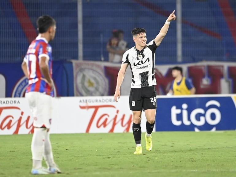 Diego Fernández, jugador de Tacuary, celebra un gol en el partido frente a Cerro Porteño por la fecha 18 del torneo Clausura 2024 del fútbol paraguayo en el estadio La Nueva Olla, en Asunción.