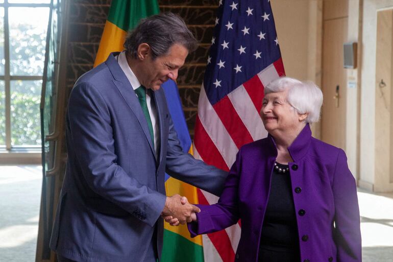 El ministro de Economía de Brasil, Fernando Haddad junto a la secretaria del Tesoro de Estados Unidos, Janet Yellen, en Río de Janeiro.