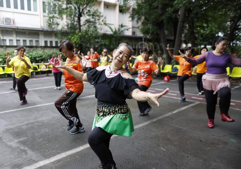 Señoras mayores danzan para mantenerse activas. Hay personas que dicen haber notado un bajón repentino con cierta edad, una sensación de que todo el cuerpo se deteriora a la vez. Ahora, un nuevo estudio encuentra una posible explicación científica: muchas de nuestras moléculas y microorganismos aumentan o disminuyen drásticamente alrededor de los 40 y los 60 años.