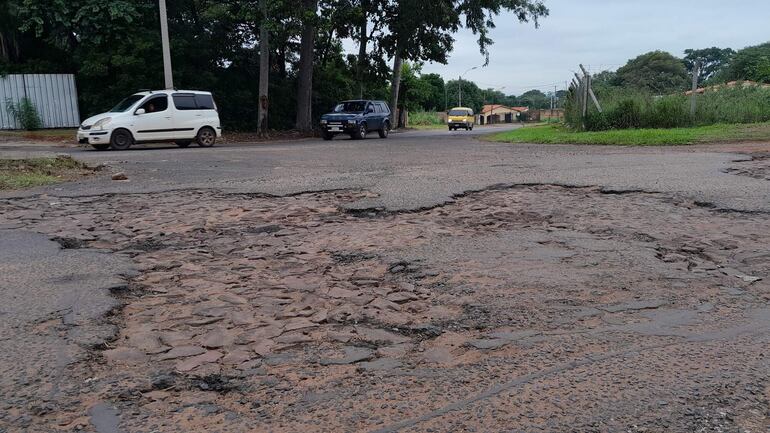 En estas condiciones se encuentra la avenida Pa`i Américo Ferreira, que une San Antonio con Ñemby.