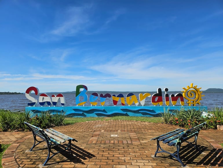 Cartel corpóreo de San Bernardino en la playa Ciclovía, sobre el lago Ypacaraí.