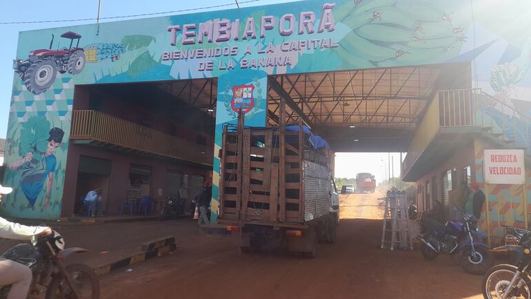 Pórtico de entrada a Tembiaporâ.