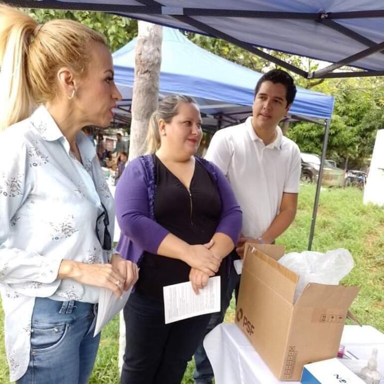 Las concejalas Carolina González y la Osmayra Peireira, durante la entrega de medicamentos. 