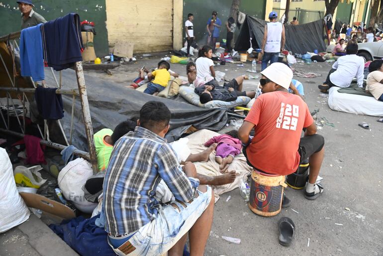 Niños, jóvenes y adultos mayores conviven en medio de muchas necesidades frente al Indi.