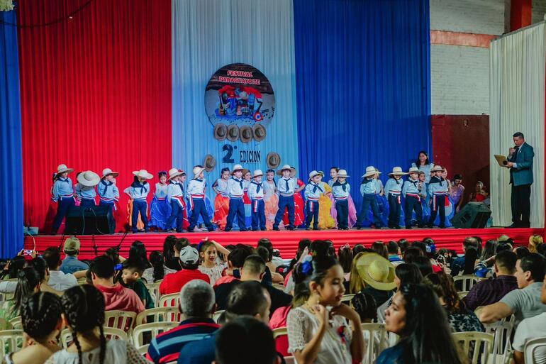 Excelente participación de los niños en el festival Paraguayoite