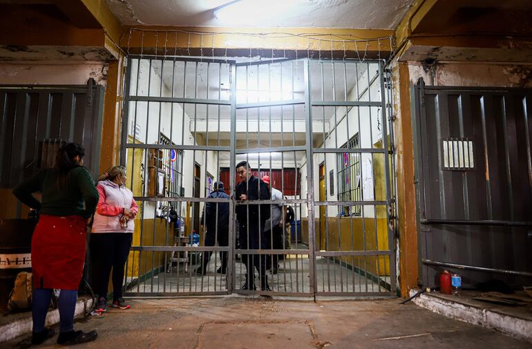 Vista de la entrada de la Penitenciaría de Tacumbú hoy en Asunción (Paraguay). El Ministerio de Justicia de Paraguay ordenó este martes la intervención del penal de Tacumbú, el mayor del país, después de la fuga de dos reos, uno de los cuales fue recapturado, y la muerte de otro en los últimos días. 
