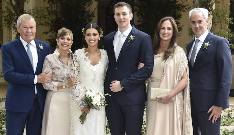 Los padrinos Eugenio Müller Schukovsky y Gladys Cubilla Miranda; Cecilia Guanes Mersán y Rafael Angulo Achinelli.