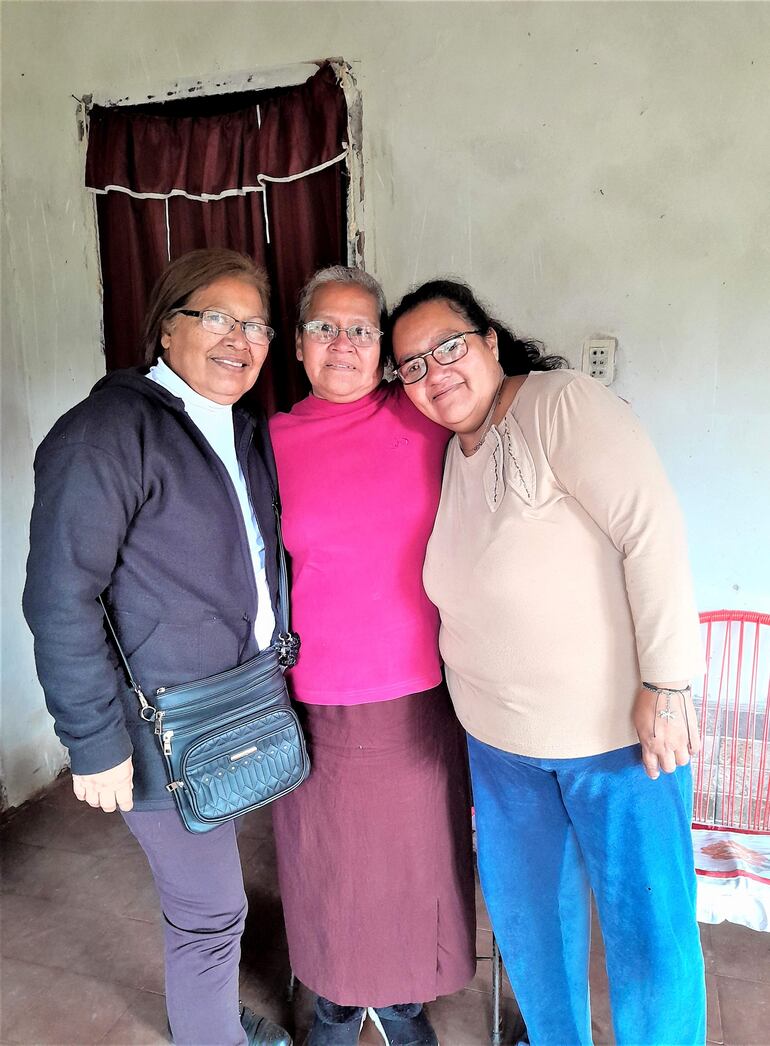 De izquierda a derecha, Eugenia Benítez (hermana), Selva Benítez (hija) y Manuela Cristina Benítez (madre).