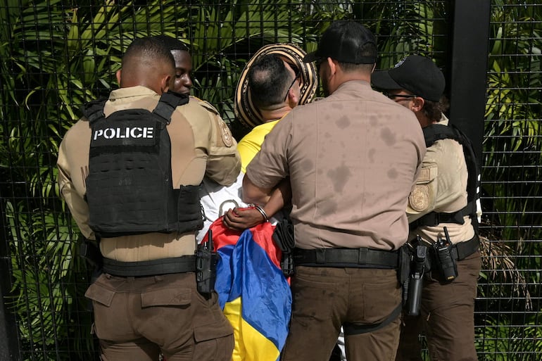 El ingreso al Hard Rock Stadium para la final de la Copa América 2024 fue desbordado por hinchas colombianos y argentinos, obligando al retraso del inicio del partido entre Argentina y Colombia. 