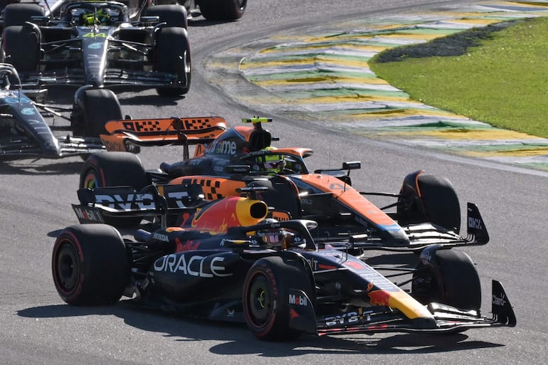 Gran partida de Max Verstappen (1), que ya superó en la primera curva a Lando Norris (4). AFP.