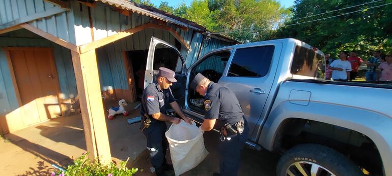 Volkswagen Amarok fue baleada con al menos 40 impactos de bala en Villa Ygatimí.