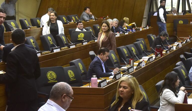 La sesión de Diputados fue dejada sin quorum por los cartistas a fin de evitar que se depuren padrones de cara las próximas elecciones municipales complementarias.