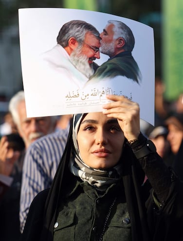 Un manifestante iraní con una foto del difunto líder de Hezbolá, Hasan Nasrallah, durante una manifestación antiisraelí en la Plaza Palestina de Teherán, Irán, 08 de octubre de 2024.