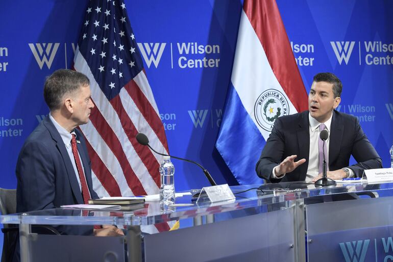  El presidente Santiago Peña (d), habla junto al presidente y director ejecutivo del Centro Wilson, Mark Green (i), durante una charla ayer, en la sede del Centro Wilson en Washington (EE.UU.).  EFE/ Lenin Nolly
