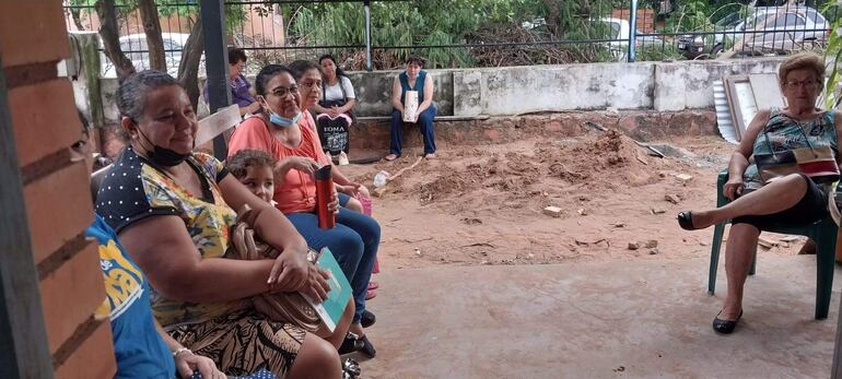 Inhumano trato reciben pacientes en el centro de salud de San Antonio. No cuentan ni con la mínima comodidad, los enfermos se sientan sobre la muralla.