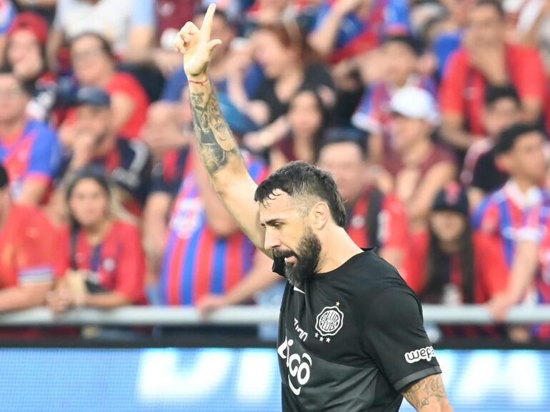 El argentino Lucas Pratto (d), jugador de Olimpia, festeja un gol en el superclásico ante Cerro Porteño por la sexta fecha del torneo Clausura 2024 del fútbol paraguayo en el estadio La Nueva Olla, en Asunción.