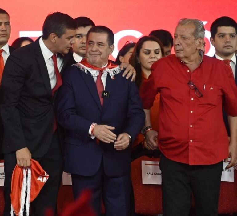 Santiago Peña, Presidente de la República, Horacio Cartes, titular de la ANR, y Juan Carlos Galaverna, dirigente colorado en la convención colorada.