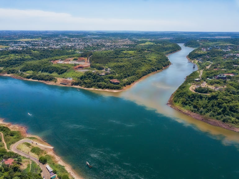 Vista aérea del hito de las tres fronteras: Paraguay, Brasil y Argentina en el Alto Paraná.