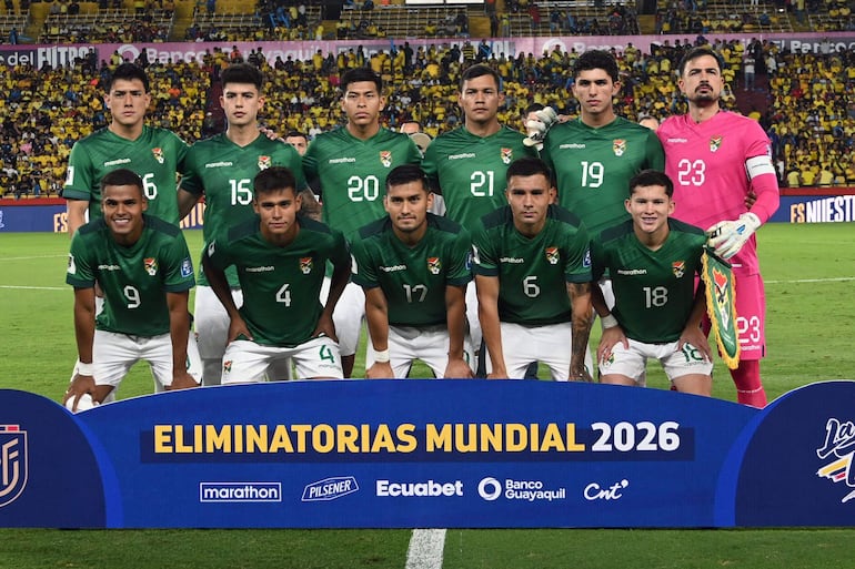 Los jugadores de Bolivia en la foto previa al partido frente a Ecuador por la fecha 11 de las Eliminatorias Sudamericanas 2026 en el estadio Monumental, en Guayaquil, Ecuador. 