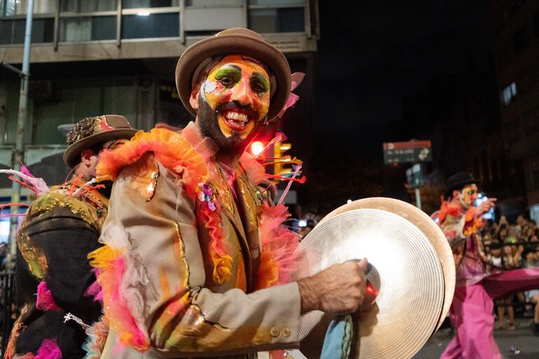 Un artista participa en el Desfile Inaugural del Carnaval de Montevideo, este jueves en Montevideo (Uruguay). 