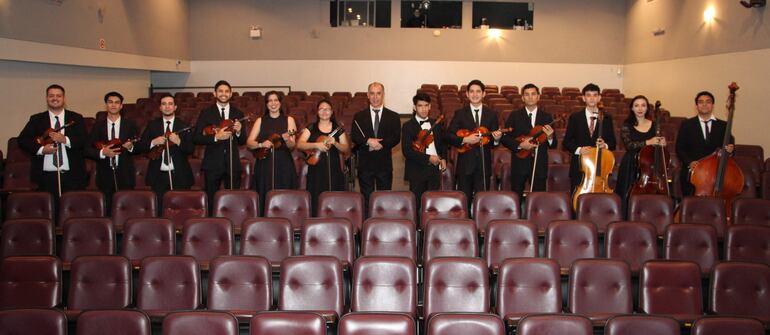 La Orquesta de Cámara Juvenil del CCPA, aquí junto a su director titular Gabriel Graziani.