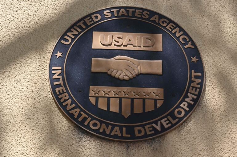 Vista del logotipo de la Agencia de los Estados Unidos para el Desarrollo Internacional (USAID) en su oficina en Tegucigalpa.