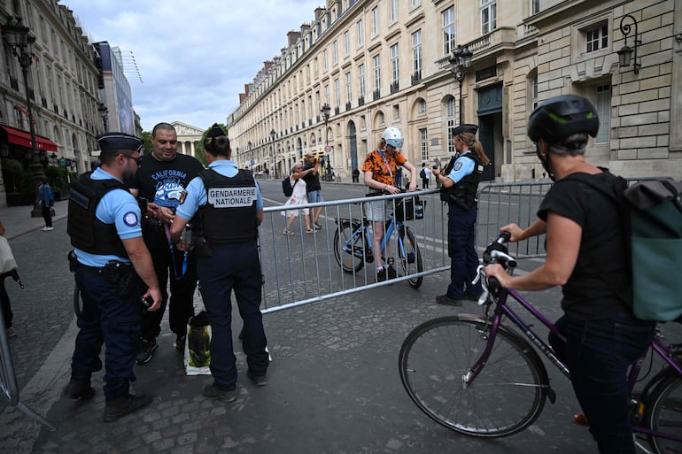 La policía francesas realiza controles en las cercanías del museo del  Louvre.