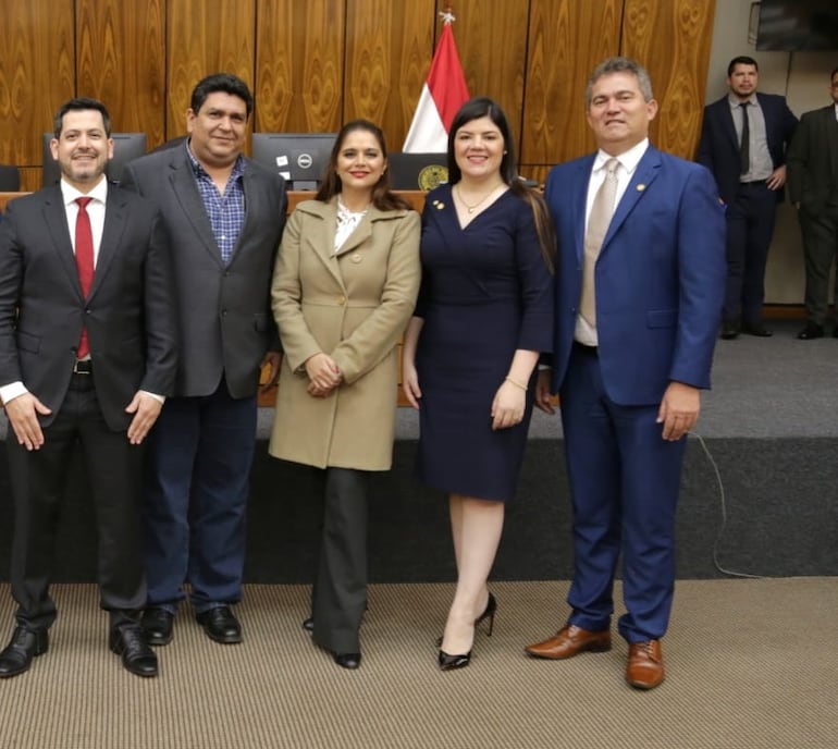 Natalia Sosa Flores (c), en el acto de su juramento ante Diputados.