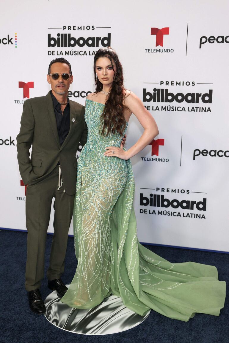 Marc Anthony y Nadia Ferreira llegando a los Billboard Latin Music 2023, donde la paraguaya fue una de las presentadoras. (Rodrigo Varela/GETTY IMAGES NORTH AMERICA/Getty Images via AFP)