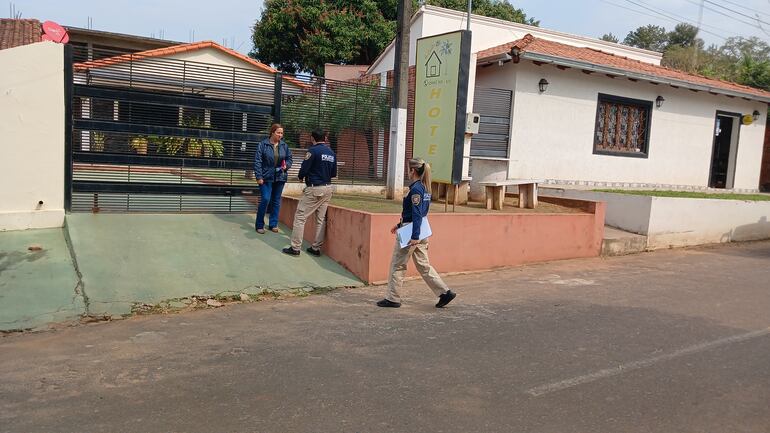 Uniformados llegando a un hotel del distrito de Mbocayaty, en busca del pequeño Loan.