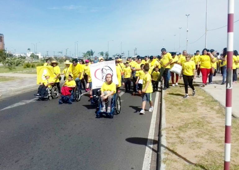 La Corre Camina para concientizar sobre la espina bífida, se realiza cada año en la Costanera de Asunción. 