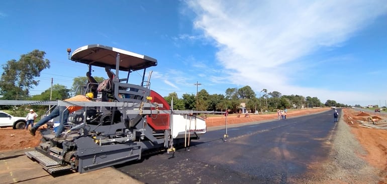 El Consorcio Rutas del Este inició el asfaltado de prueba en el km 183 de Caaguazú de la Ruta PY02. Es el primer proyecto que se ejecuta bajo la Ley APP y el contrato más grande actualmente.